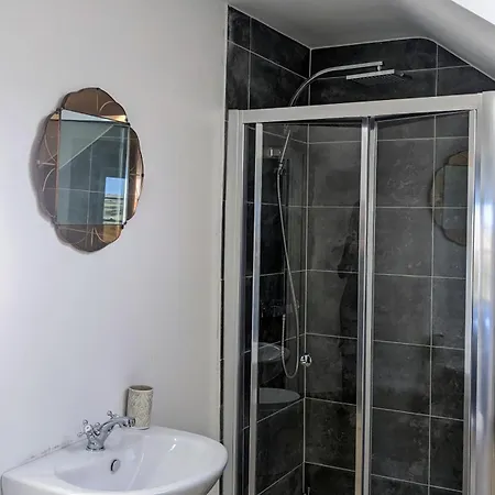 St Davids Gin & Kitchen - The Cathedral Villas Room photo